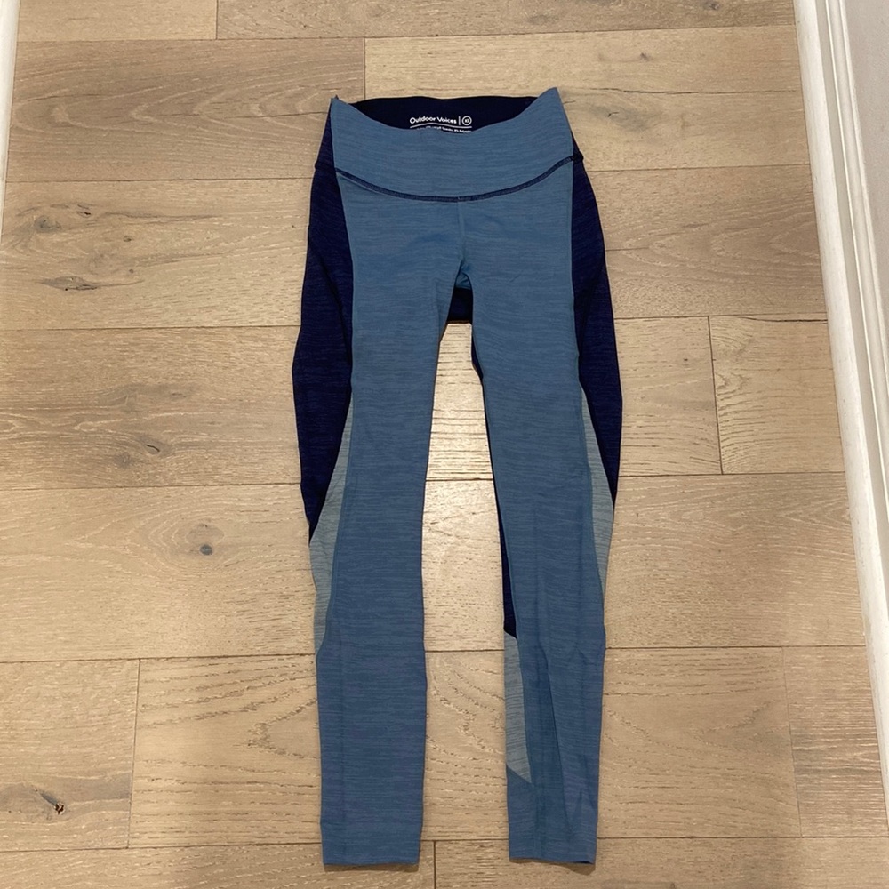 Outdoor voices colors block leggings. Light sweat wicking material.
